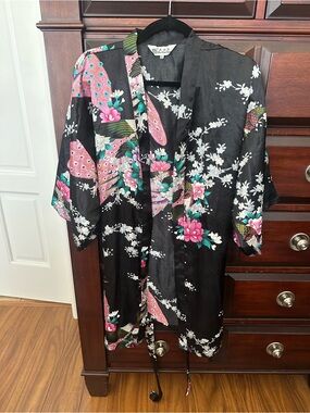 Tian Bao Gong XL Black Floral Satin Kimono Peacock Print